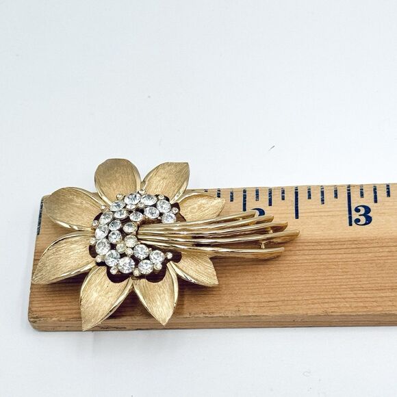 Vintage Crown Trifari Marked Brooch Gold Tone & Rhinestones Flower w Stems - Picture 9 of 10